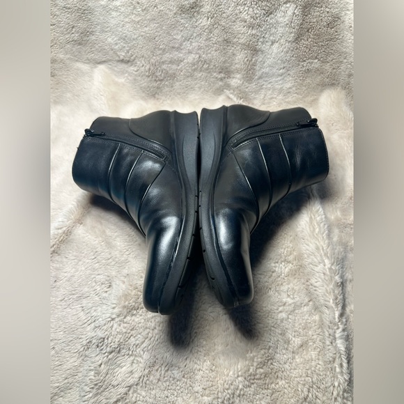 Clarks Women
boot Size 9 - Picture 2 of 6